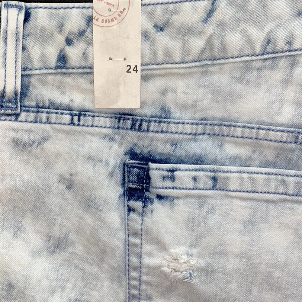 ✨Reduced NWT TORRID shorts - lace & beading - destructed- light wash -Plus Sized - Picture 12 of 14